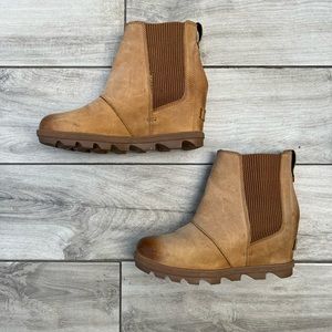 Sorel tan wedges in size 6.5
